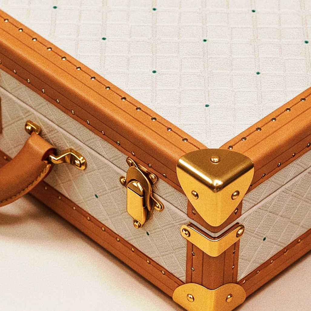 Fifteen Watch Case, corner reinforcement detail
