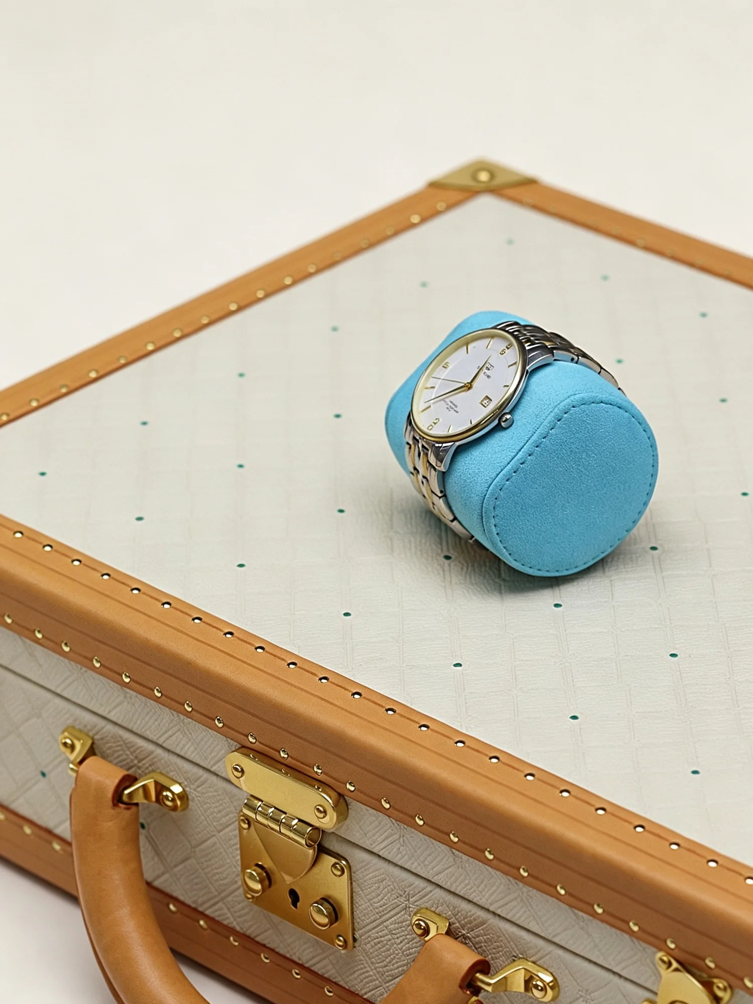 Fifteen Watch Case, removable watch cushion detail