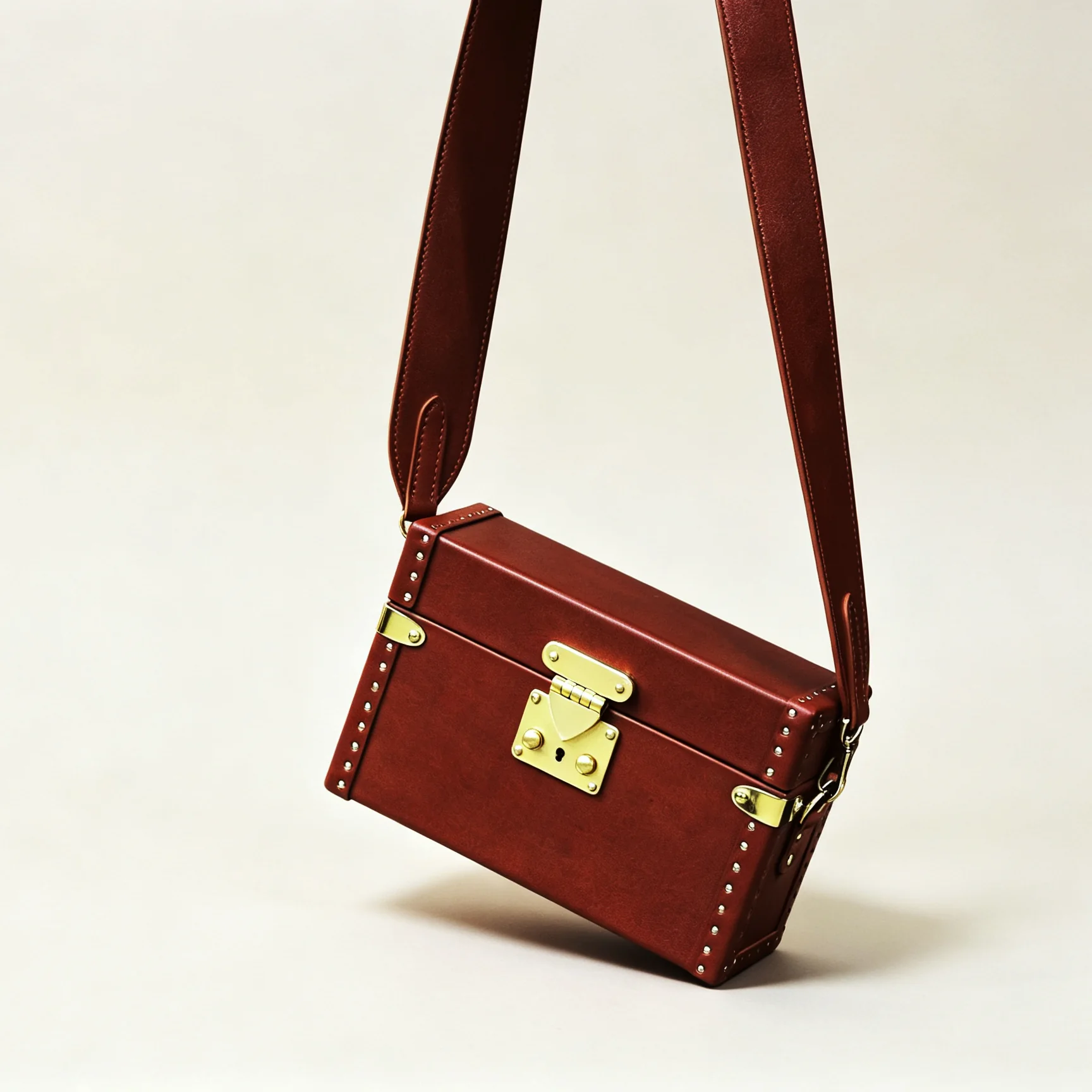 Heritage Box Bag, scarlet shoulder carry view