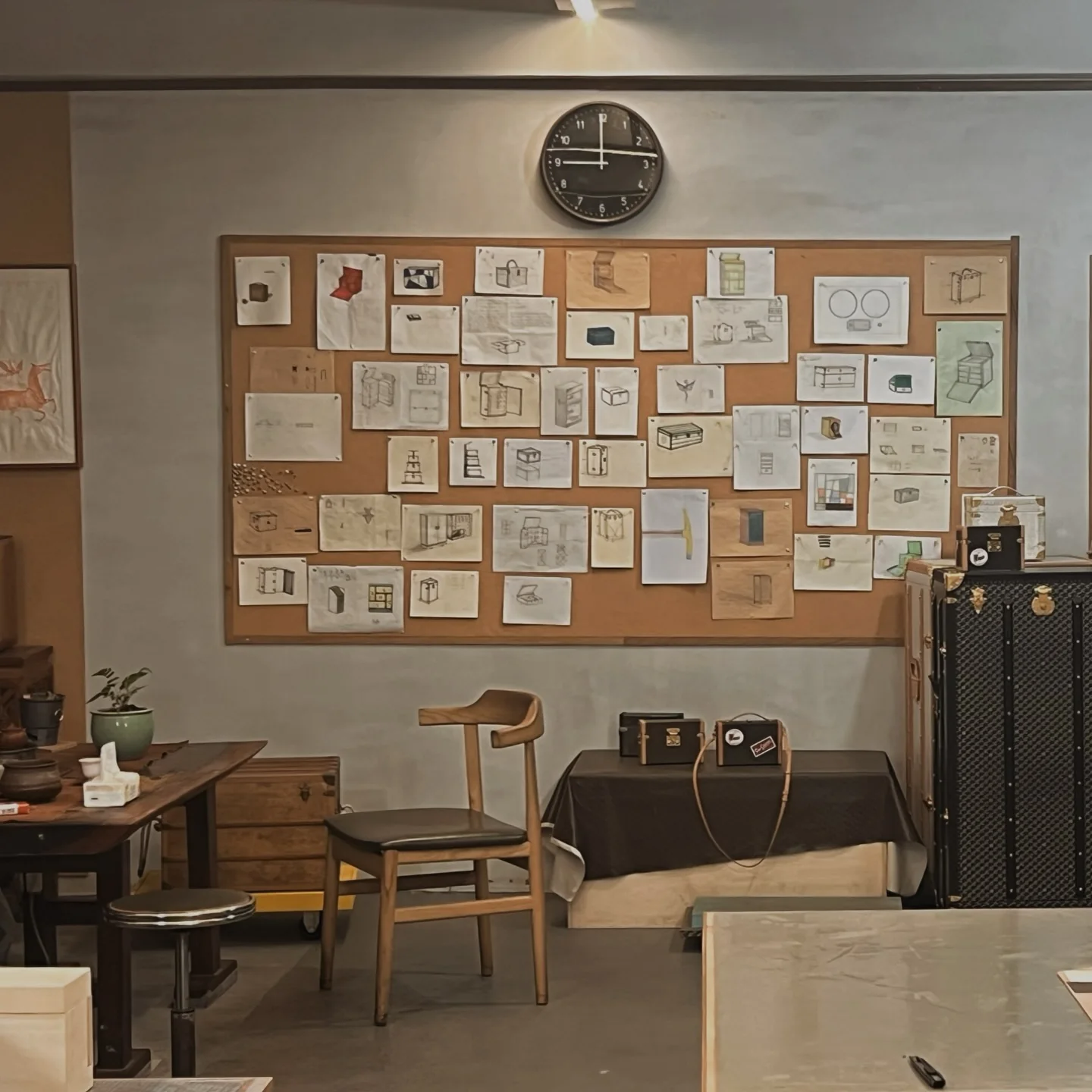 Detail from the Pusu Atelier workshop during case production